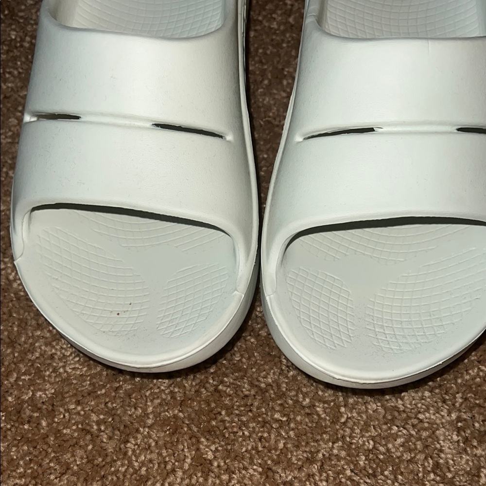 OOFOS White Slide Sandals - Picture 4 of 4